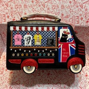 Vendula London Queen’s Tour Bus